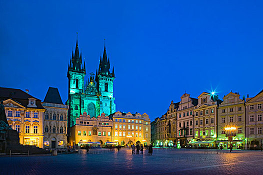 提恩教堂,老城广场,布拉格,捷克共和国,黎明