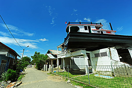 indonesia,sumatra,banda,aceh,small,boat,that,landed,on,roof,of,house,after,2004,tsunami