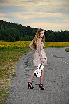 一个,美女,站立,小提琴,道路