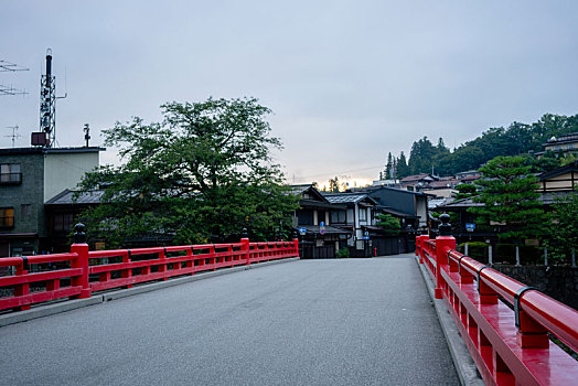 日本小镇河流上的红桥