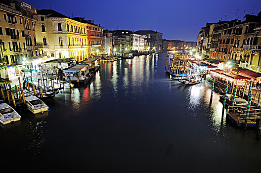 船,小船,大运河,雷雅托桥,邸宅,夜晚,威尼斯,威尼托,意大利,欧洲