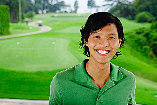 男人,绿色,马球衫,看镜头,微笑,高尔夫球场,后面