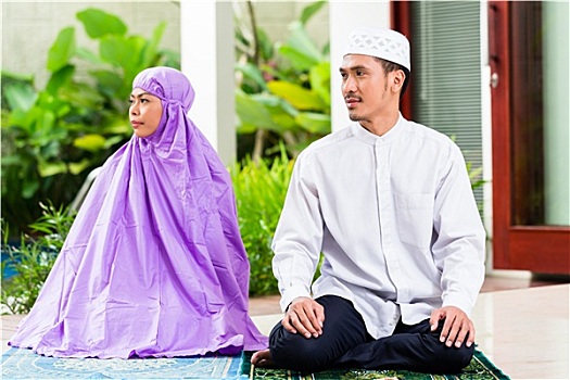 亚洲人,穆斯林,情侣,男人,女人,祈祷,在家