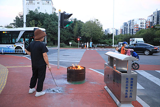 山东省日照市,移动式,银行,上岗十字路口,被市民称为祭祀神器