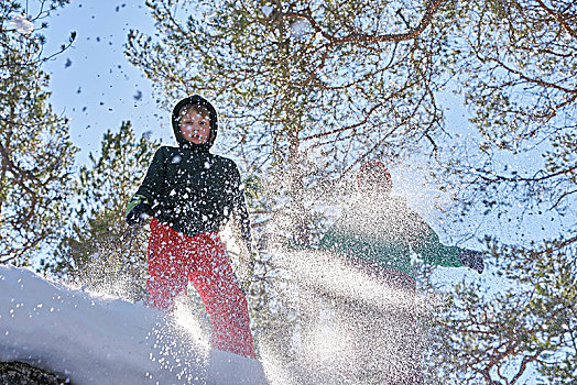 两个男孩,跳跃,雪中,仰视