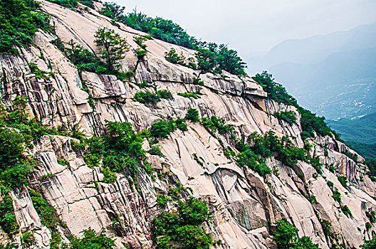 陡峭的石头山体