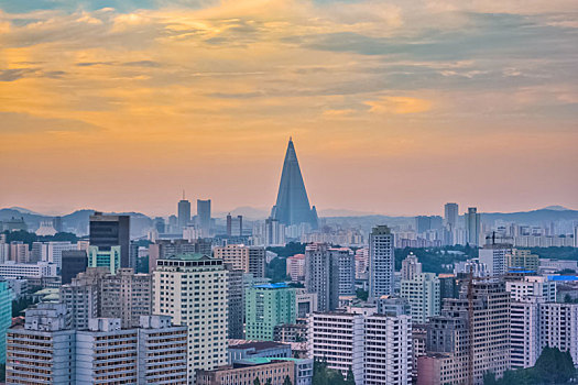 黄昏时分朝鲜平壤城市天际线风光