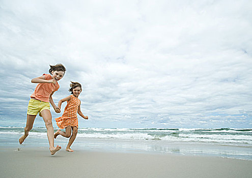 两个女孩,跑,牵手,海滩,全身