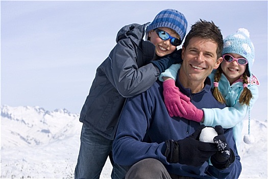 儿子,女儿,6-8岁,搂抱,父亲,雪中,地点,微笑,头像,山脉,背景
