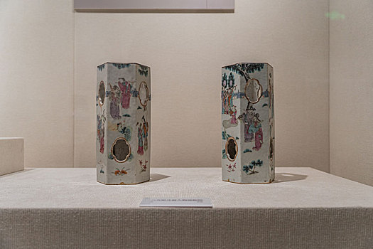 四川德阳博物馆藏清代六方形开窗人物瓷帽筒