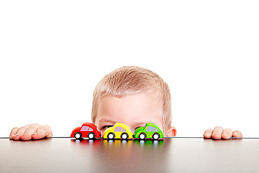 小男孩,隐藏,后面,三个,玩具汽车