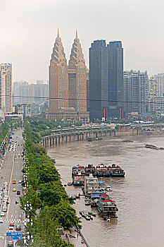 重庆南岸区长江边的高楼大厦
