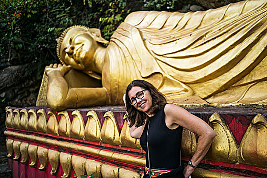 女人,站立,旁侧,大,金色,佛教,雕塑,琅勃拉邦,省,老挝