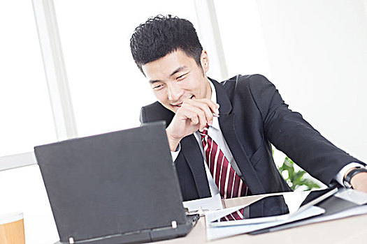 英俊,中國人,年輕,商務人士,工作,電腦,現代辦公室