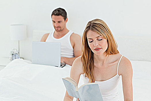 男人,笔记本电脑,妻子,床