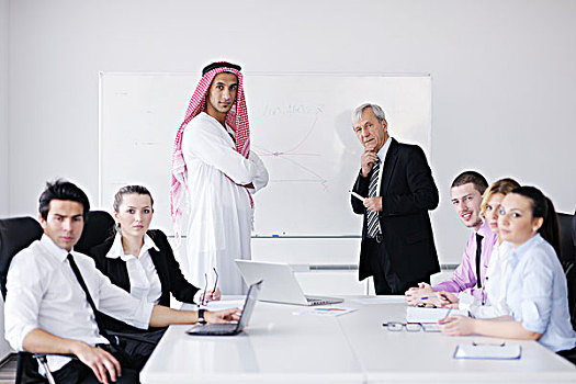 商务会议,英俊,年轻,阿拉伯,男人,展示,概念,同事,听,成功,投资,鲜明,现代办公室,房间
