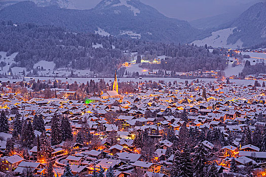 远眺,城镇,黄昏,阿尔卑斯山,奥伯斯多夫,巴伐利亚,德国,欧洲