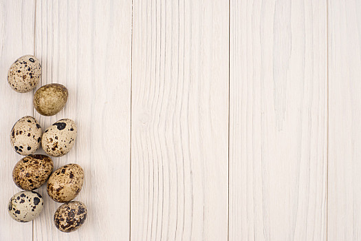 鹌鹑蛋,木桌子,俯视