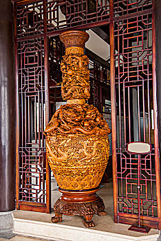 山东省威海市刘公岛博览园木雕作品------云龙花瓶
