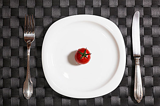 西红柿,白色,盘子,刀,叉子
