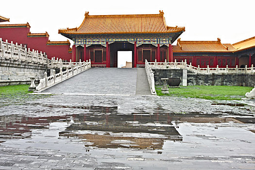 雨中故宫太和殿旁边的中左门