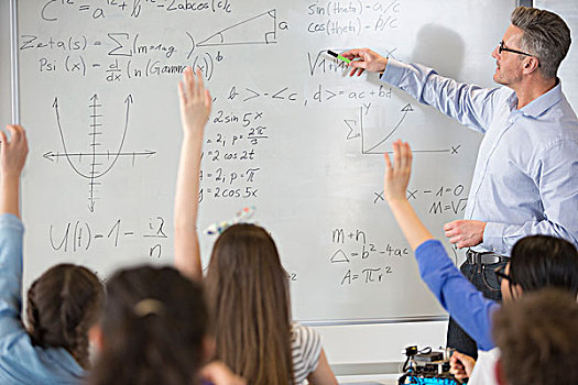 男性,教师,领导,物理,授课,白色书写板,教室