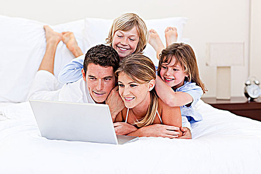 喜爱,家庭,看,笔记本电脑,躺下,床