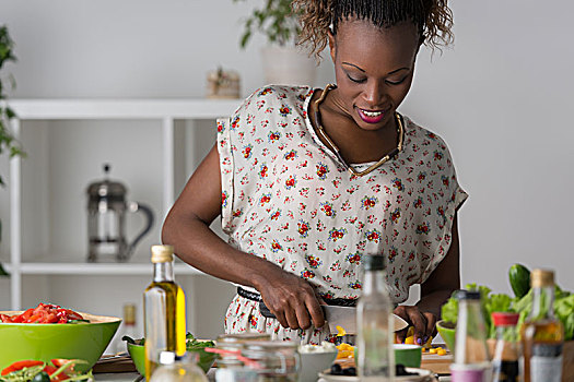 年轻,非洲女人,烹调,健康蔬菜沙拉,节食,概念,健康生活,在家,准备