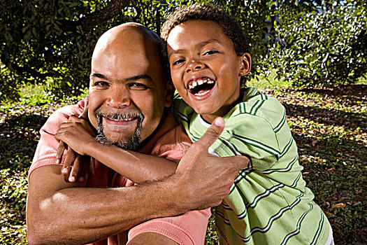 肖像,美国黑人,父子,搂抱,公园