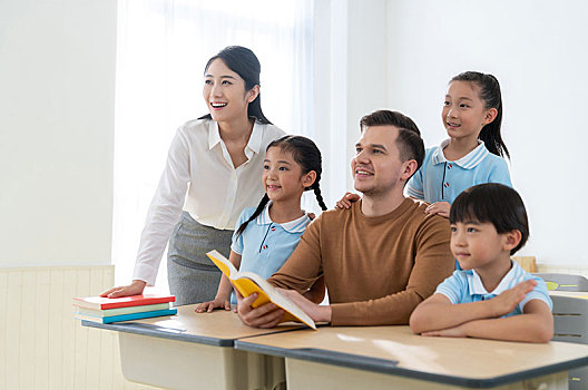 年轻老师在和学生在教室