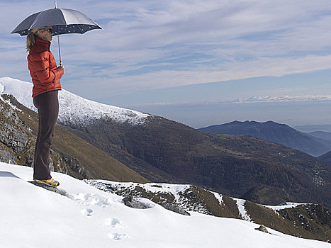 女人,站立,雪中,拿着,伞,远景,山峦,山谷,后面,意大利