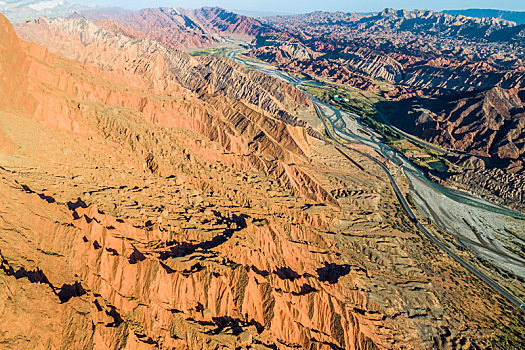 中国新疆,国家地质公园丹霞地貌,中国旅游著名的自然异国风光,沙岩塔大峡谷干沙漠谷