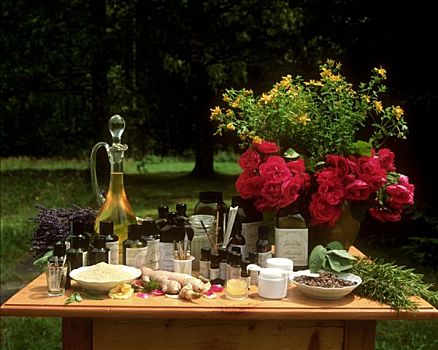 天然化妆品,草药,花,桌上