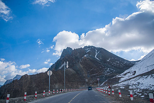 中国公路建设史上的丰碑-----g217国道独库公路独山子段穿越,铁里买提达坂