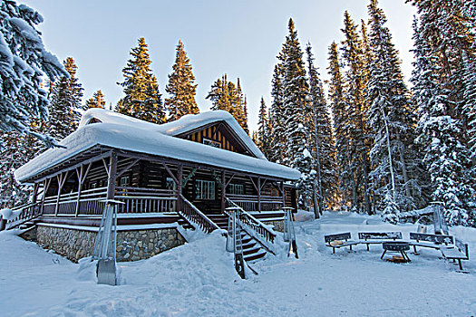 白雪覆盖的木屋