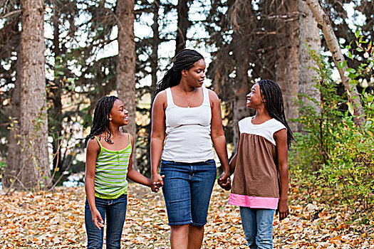 母亲,两个,女儿,走,公园,艾伯塔省,加拿大