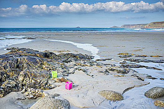 两个,浅色,塑料制品,桶,左边,海滩,小湾,康沃尔