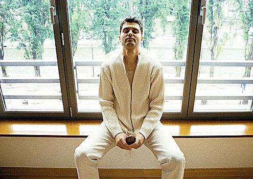 男人,坐,正面,窗户,头部,背影,闭眼