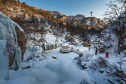 冬日山东省招远市罗山森林公园晶莹剔透鬼斧神工的冰瀑