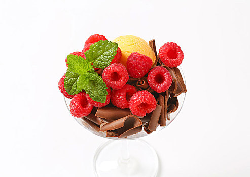 冰淇淋,巧克力刨花,树莓