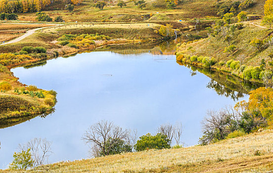 秋天草原湖泊自然风光,中国内蒙古赤峰市乌兰布统蛤蟆坝