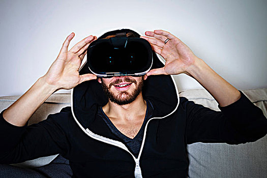 中年,男人,沙发,看,虚拟现实,耳机