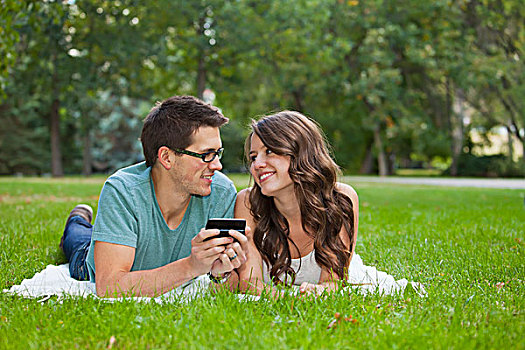 年轻,情侣,看,短信,一起,公园,艾伯塔省,加拿大