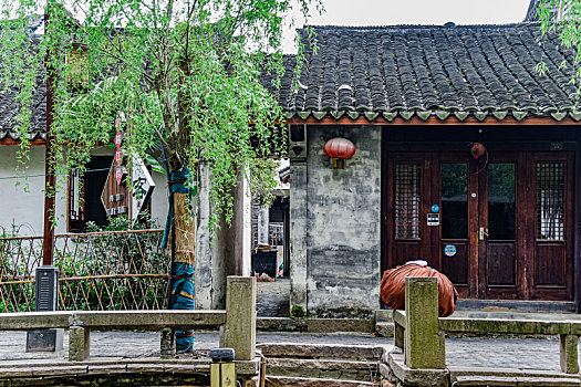 江苏苏州,烟雨江南春意浓,水乡周庄景如画