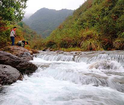 广西全州县油榨园村,大山脚下小山村,青山相伴绿水甜