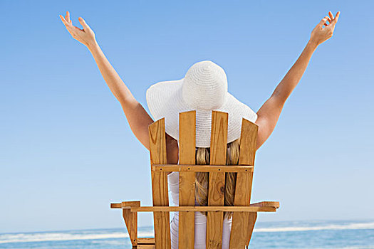 坐,女人,折叠躺椅,海滩,抬臂