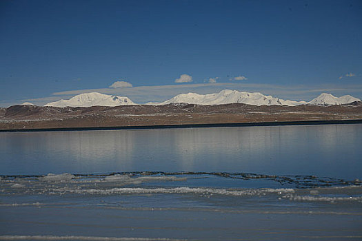 青海,可可西里湖,湖对面就是布格达坂峰