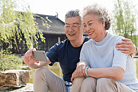 老年夫妻旅游自拍