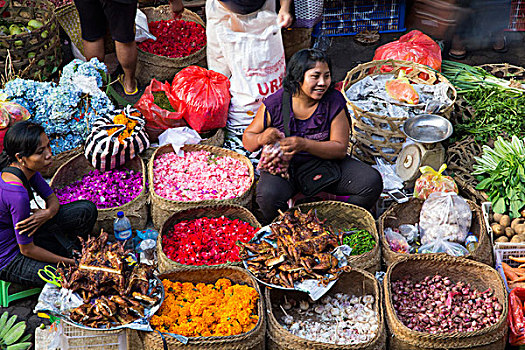 印度尼西亚,巴厘岛,早晨,花,果蔬,市场,人,销售,水果,蔬菜,稻米,调味品,蛋,肉制品,鸡肉,鞋,音乐,发饰,衣服,使用,只有