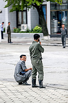 朝鲜国民用手机打电话每八人一部手机7毛钱可通话200分钟